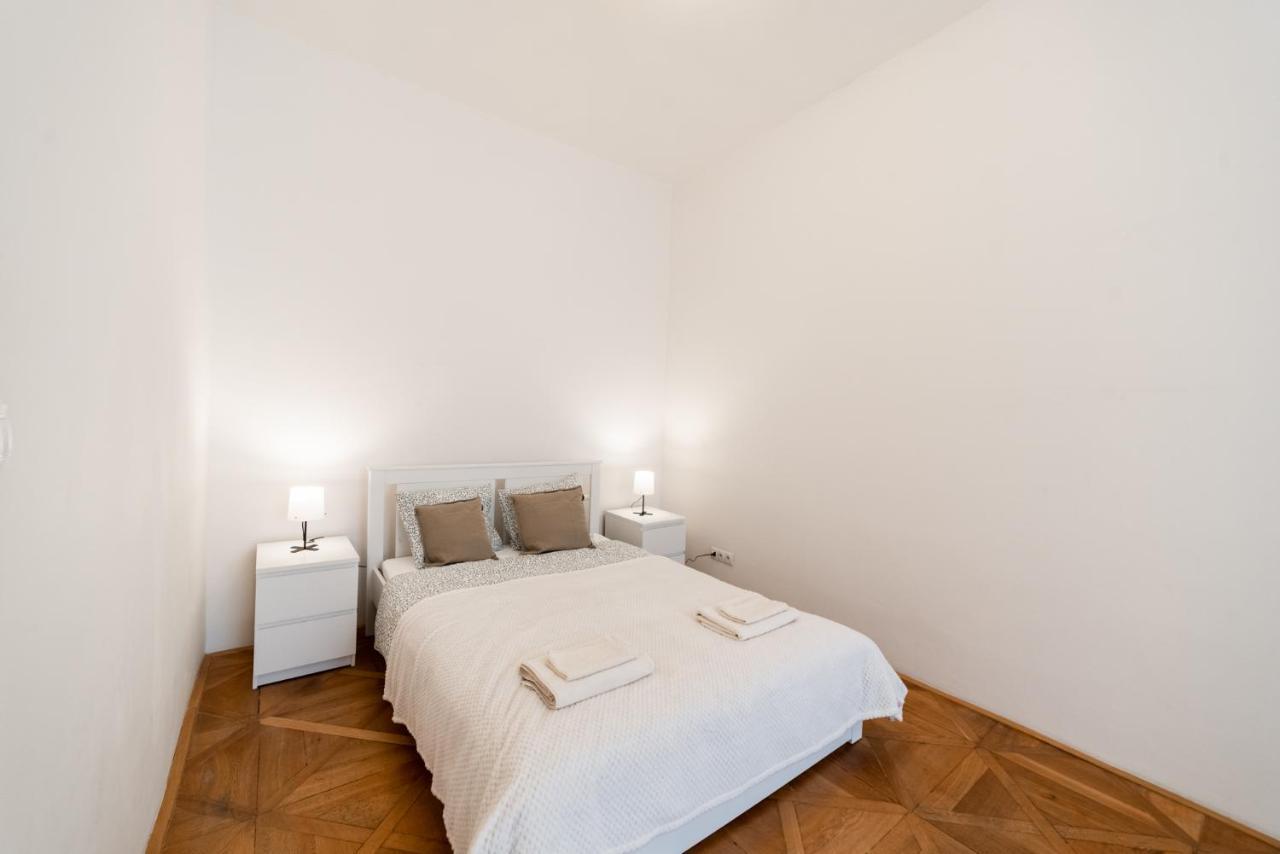 Exclusive Apartment Near Kafka'S Head Прага Екстериор снимка