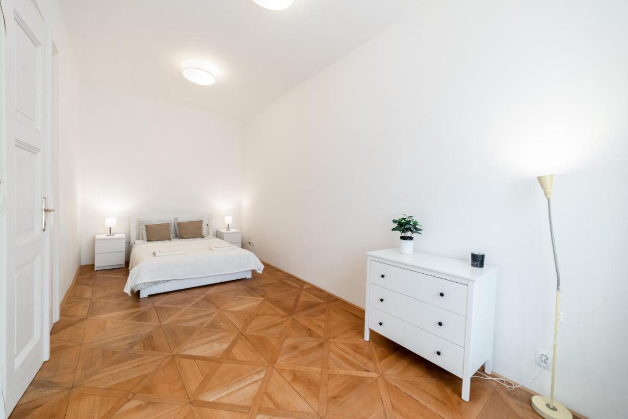 Exclusive Apartment Near Kafka'S Head Прага Екстериор снимка