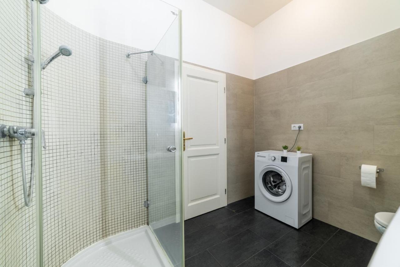 Exclusive Apartment Near Kafka'S Head Прага Екстериор снимка