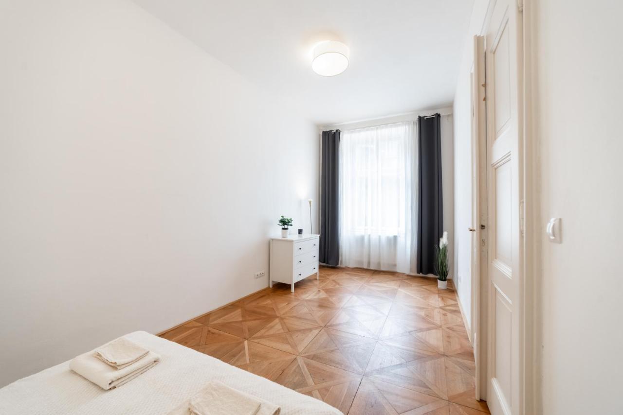 Exclusive Apartment Near Kafka'S Head Прага Екстериор снимка